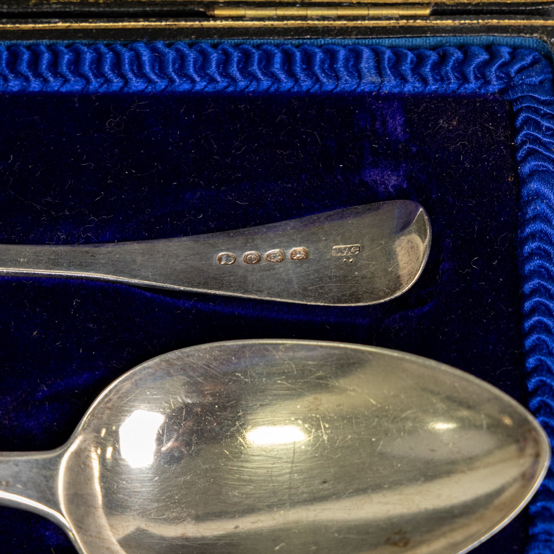 Pair of Georgian silver Old English pattern table spoons, William Chawner II, London 1820, contained within a fitted tooled leather case