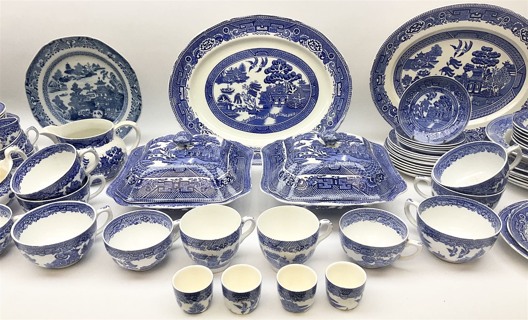 Late 18th/early 19th century Chinese export dinner plate, together with
Royal Venton Ware in Willow pattern, part dinner service, including two covered tureens, jug, six dinner plates, two serving platters, three serving platters, six dinner plates, seven side plates and seven dessert plates etc