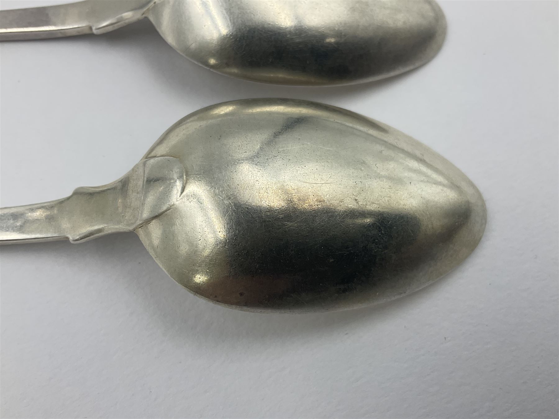 Pair of George III York silver Fiddle pattern dessert spoons, each engraved with a rampant lion crest, hallmarked James Barber & William North, York 1789