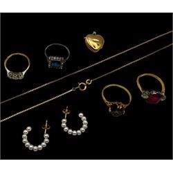 9ct gold jewellery, including three stone set rings, heart locket and a necklace chain, to...