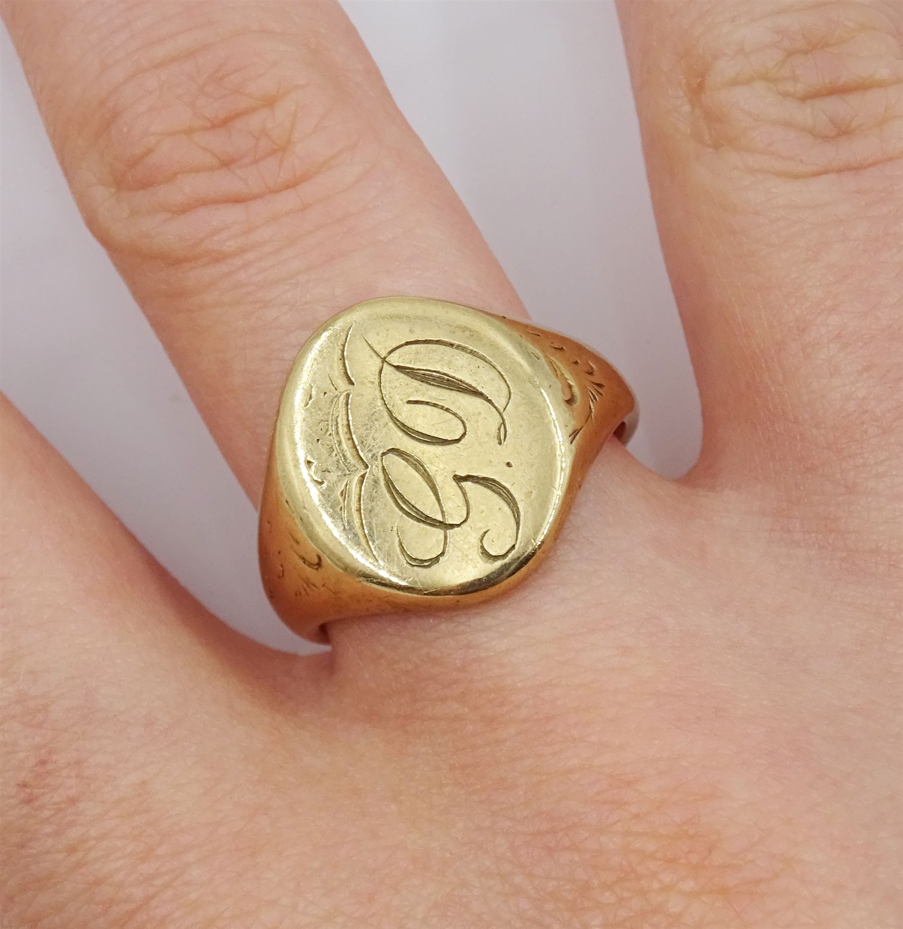 9ct gold signet ring initialled 'GD' 