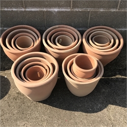 Quantity of approx. 20 terracotta plant pots - various sizes
