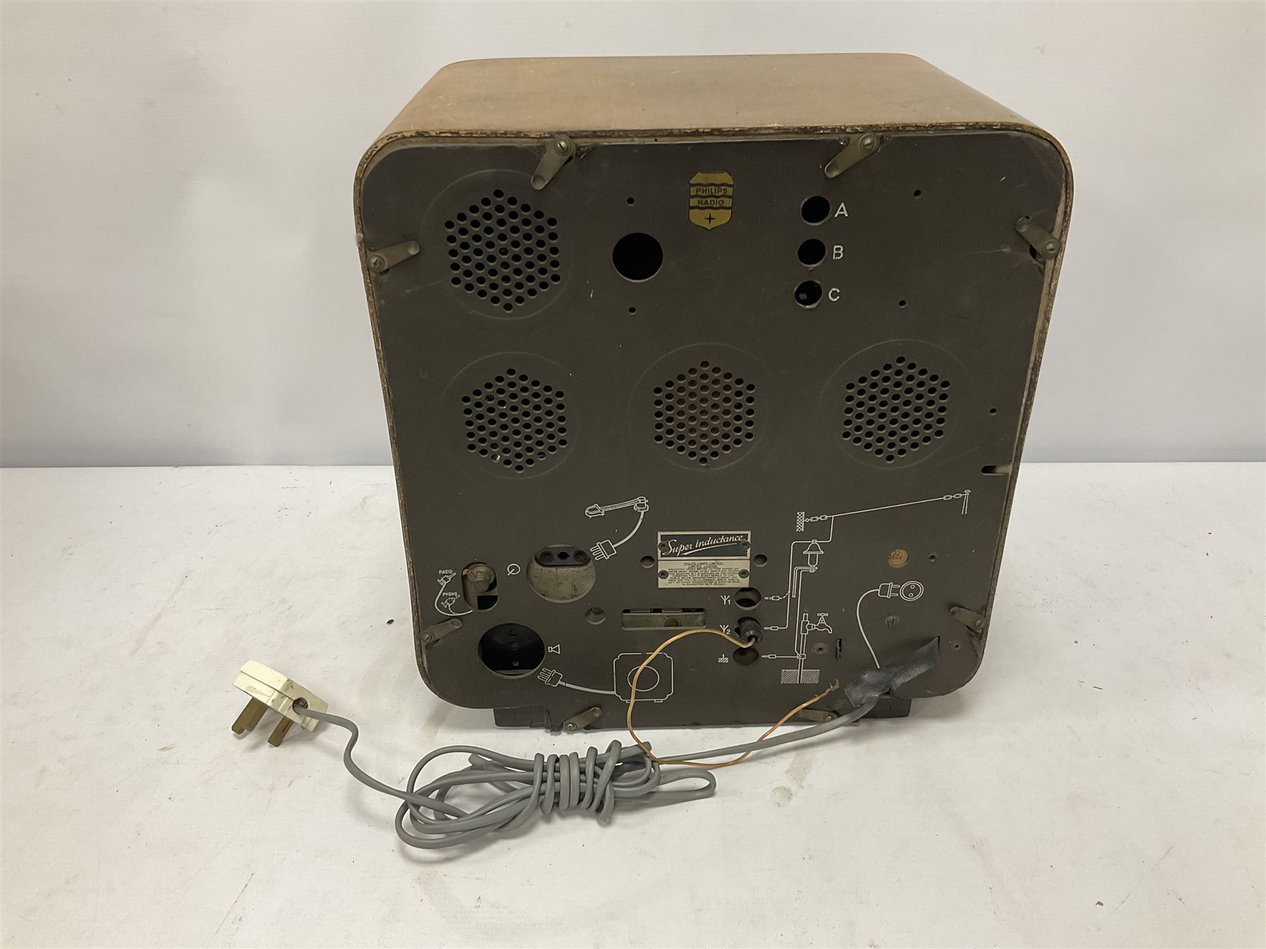 1930s Philips Type 836A Super Inductance radio, in Art Deco curved mahogany case with Bakelite knobs, H36cm W34cm D22cm