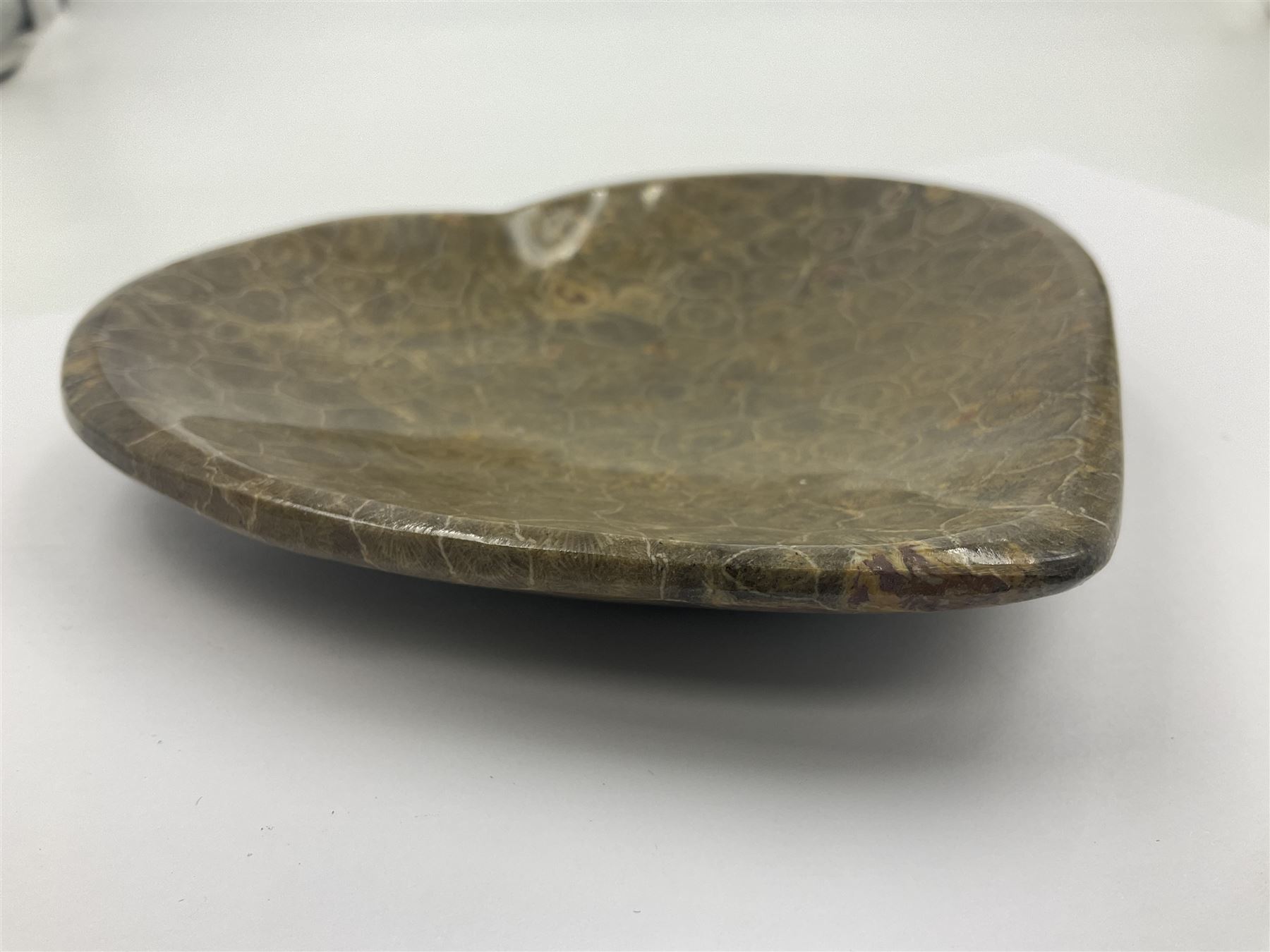 Fossilised coral dish in the form of a heart, D13cm