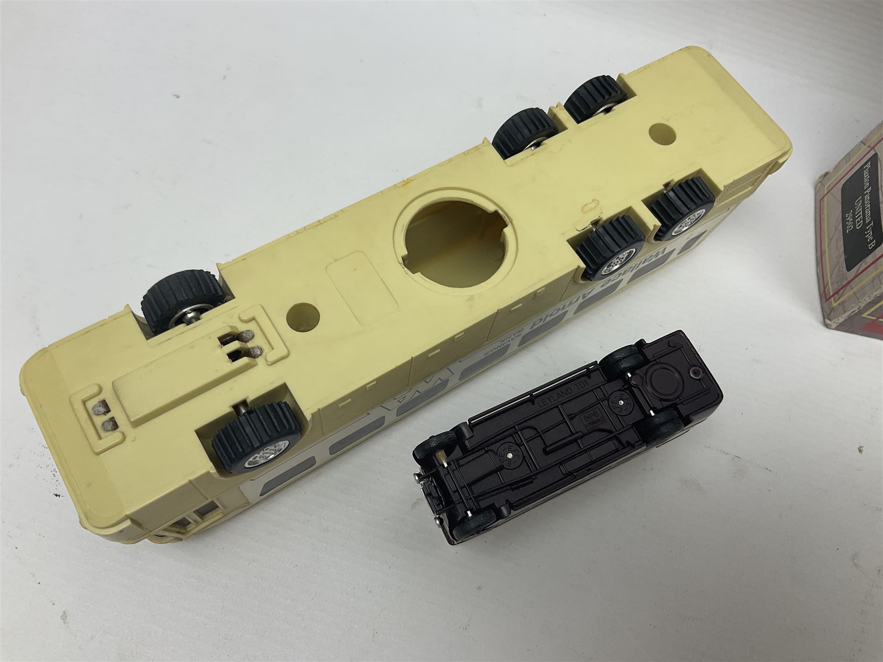 Thirty-one modern die-cast models of buses, coaches and wagons of various scales by EFE, Lledo, Oxford Die-Cast, Atlas etc, to include EFE 15702, 15704 and 15708 boxed; further models are unboxed 