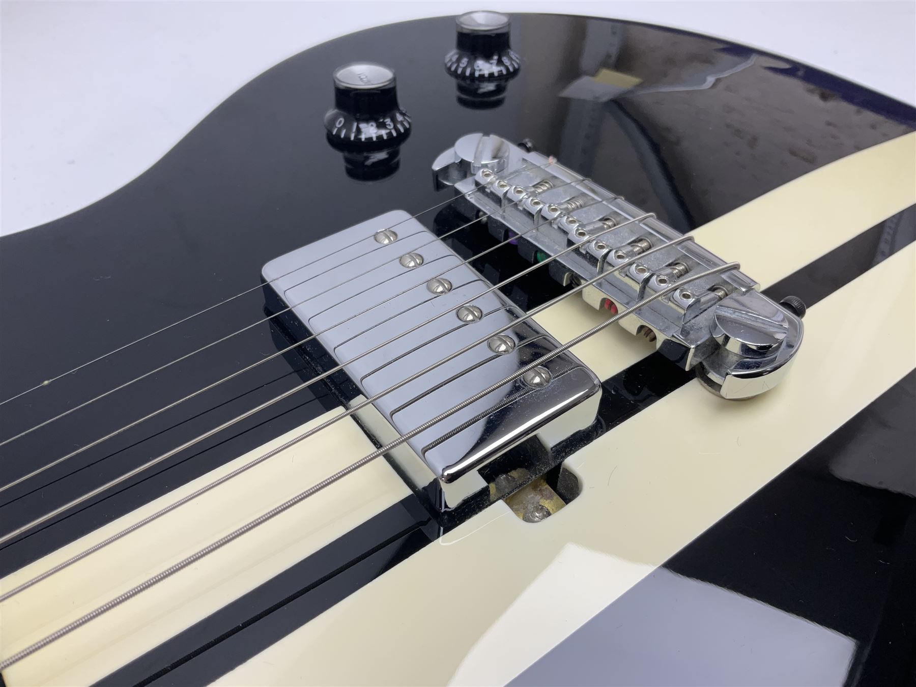 Italia Maranello Speedster electric guitar in black and white, serial no.013972; L99cm; in Italia soft carrying case; together with a boxed TGI 3491 guitar stand