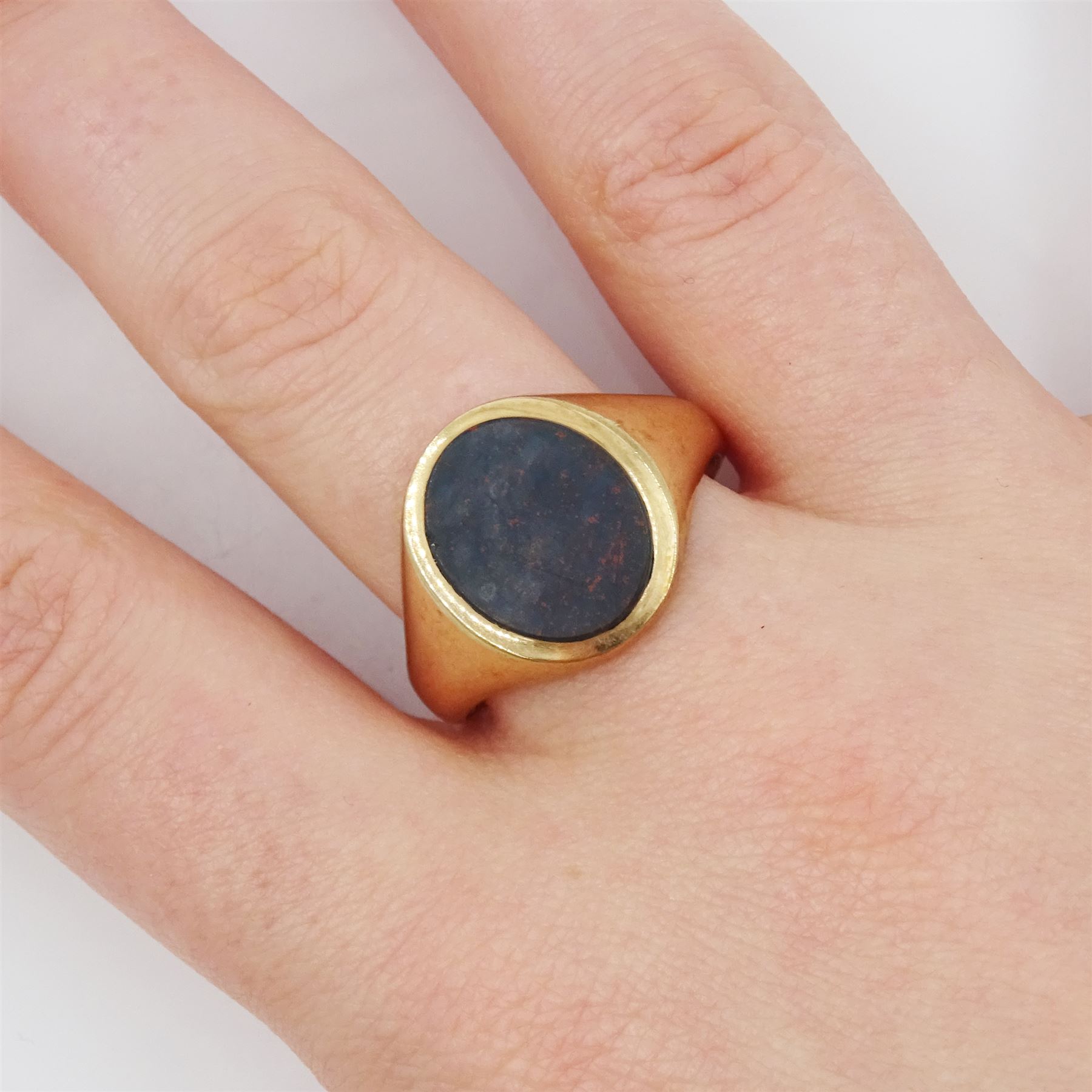 9ct gold bloodstone signet ring, London 1962