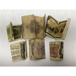 Great British and World coins and banknotes, including United Kingdom 1985 brilliant uncirculated coin collection, two 1995 brilliant uncirculated two pound coins in card folders, commemorative crowns, King George VI 1951 Festival of Britain crowns in card cases, United States of America 1964 Kennedy half dollar, two Switzerland 1966 five franc coins, five German 1972 commemorative coins, Euro banknotes, Bank of England Somerset one pound 'DU27', Japanese banknotes etc