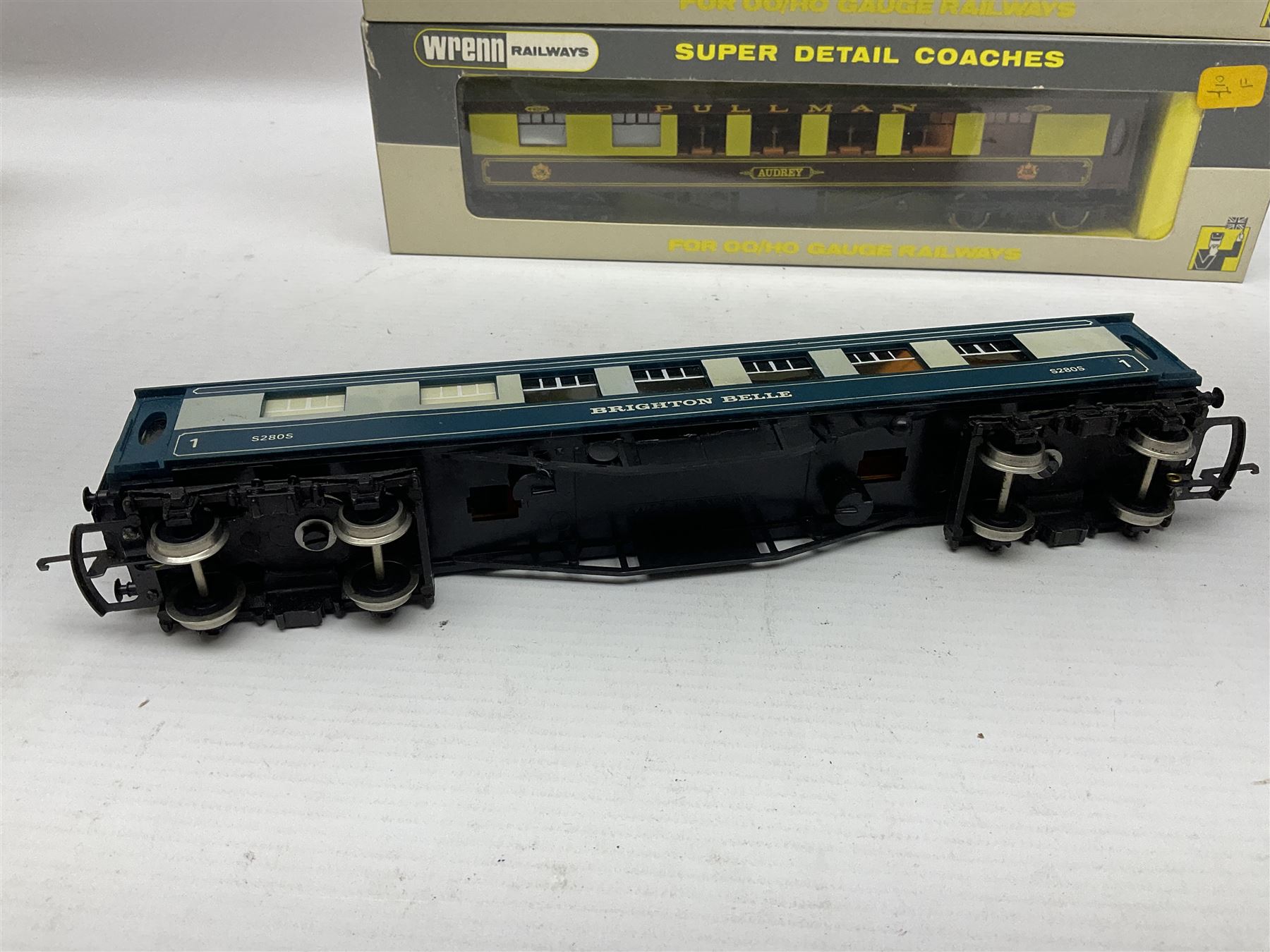Wrenn '00' gauge - three Pullman passenger coaches 'Vera', 'Audrey' and 'Car No.86'; all boxed; and two 'Brighton Belle' 1st Class coaches Nos.S280S and S284S; both unboxed (5)