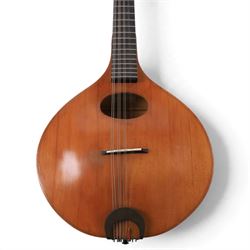 Late 20th century cittern by Stefan Sobell of Northumberland, commissioned in 1977, the pear shaped body with two piece flat back, oval sound hole, five course string configuration, contained within a fitted hard case, cittern length L73cm