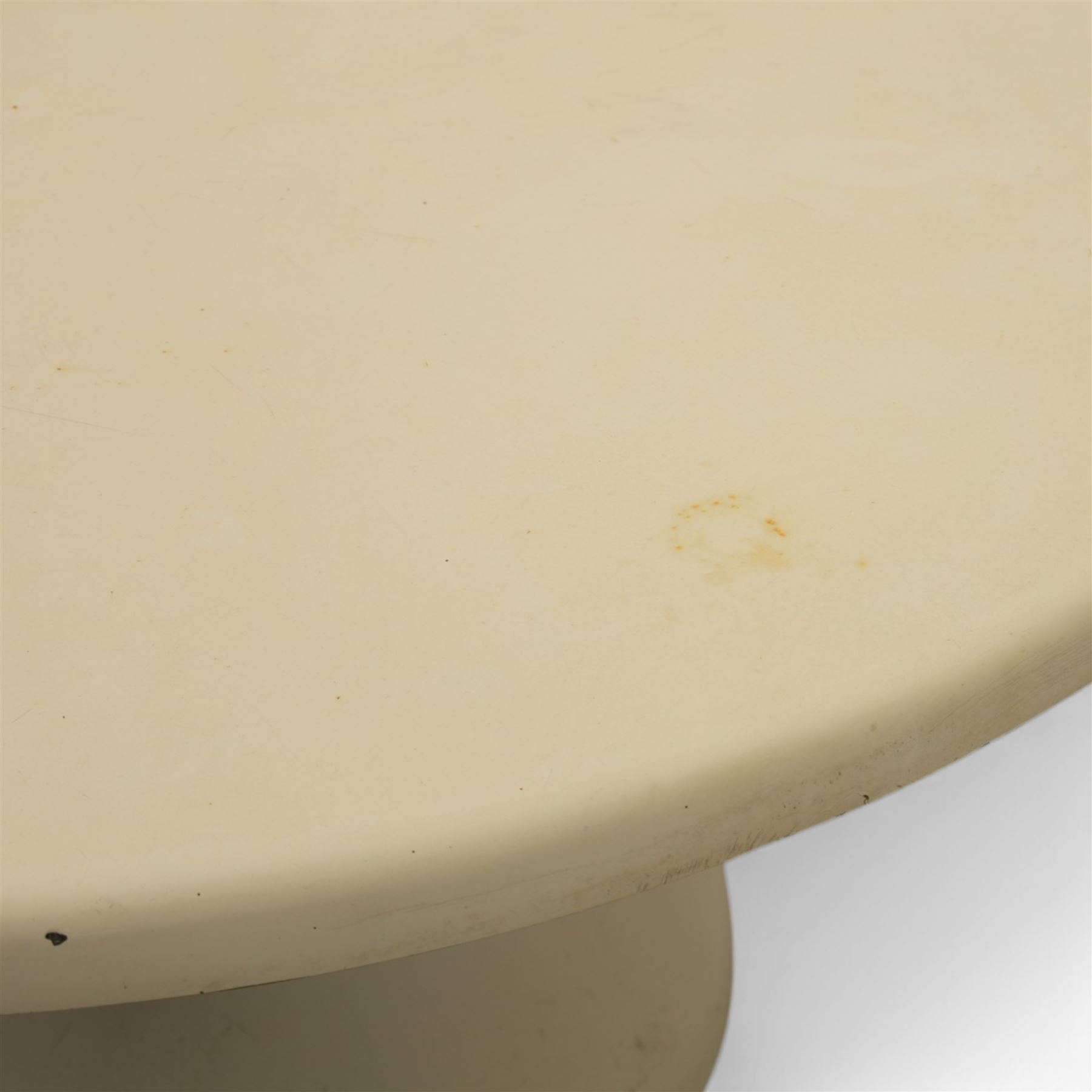 Mid 20th century tulip round white fiberglass table, tapered column base on a circular plinth