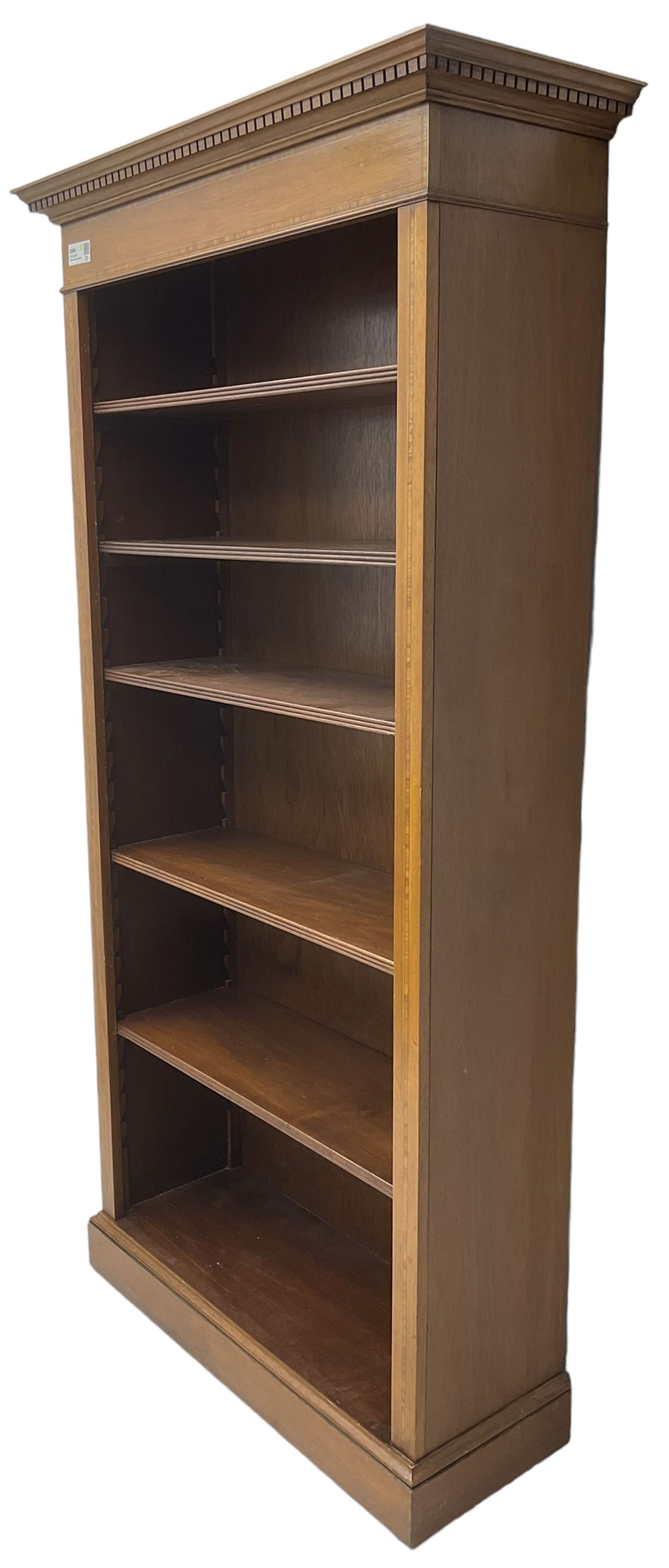 Edwardian inlaid mahogany open bookcase, projecting dentil cornice over crossbanded frieze, fitted with four adjustable shelves with reeded facias, on skirted base