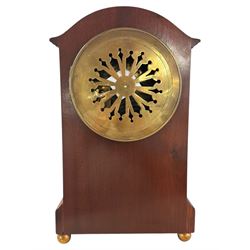 Edwardian-French 8-day mantle clock in a mahogany case with satinwood inlay, on a narrow plinth raised on ball feet, enamel dial with Roman numerals and steel moon hands, rack striking movement, sounding the hours and half hours on a gong. With pendulum and key.