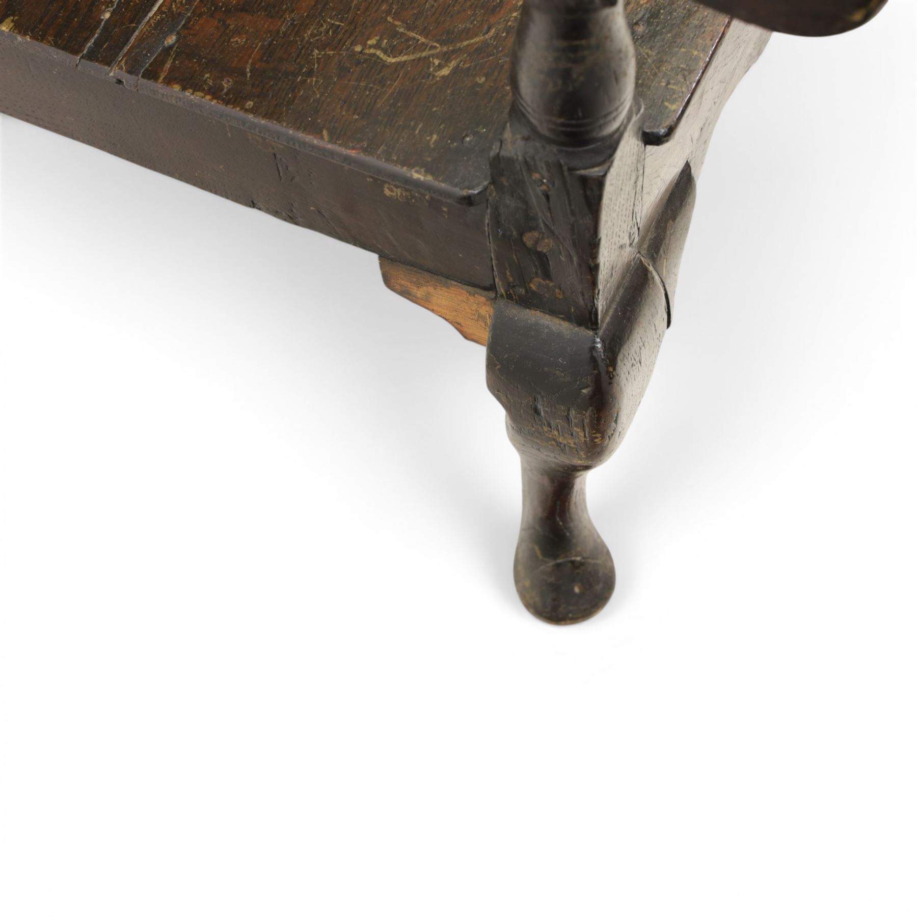 George III oak settle bench, with five gothic arched field panels, with downswept arms raised on cabriole supports