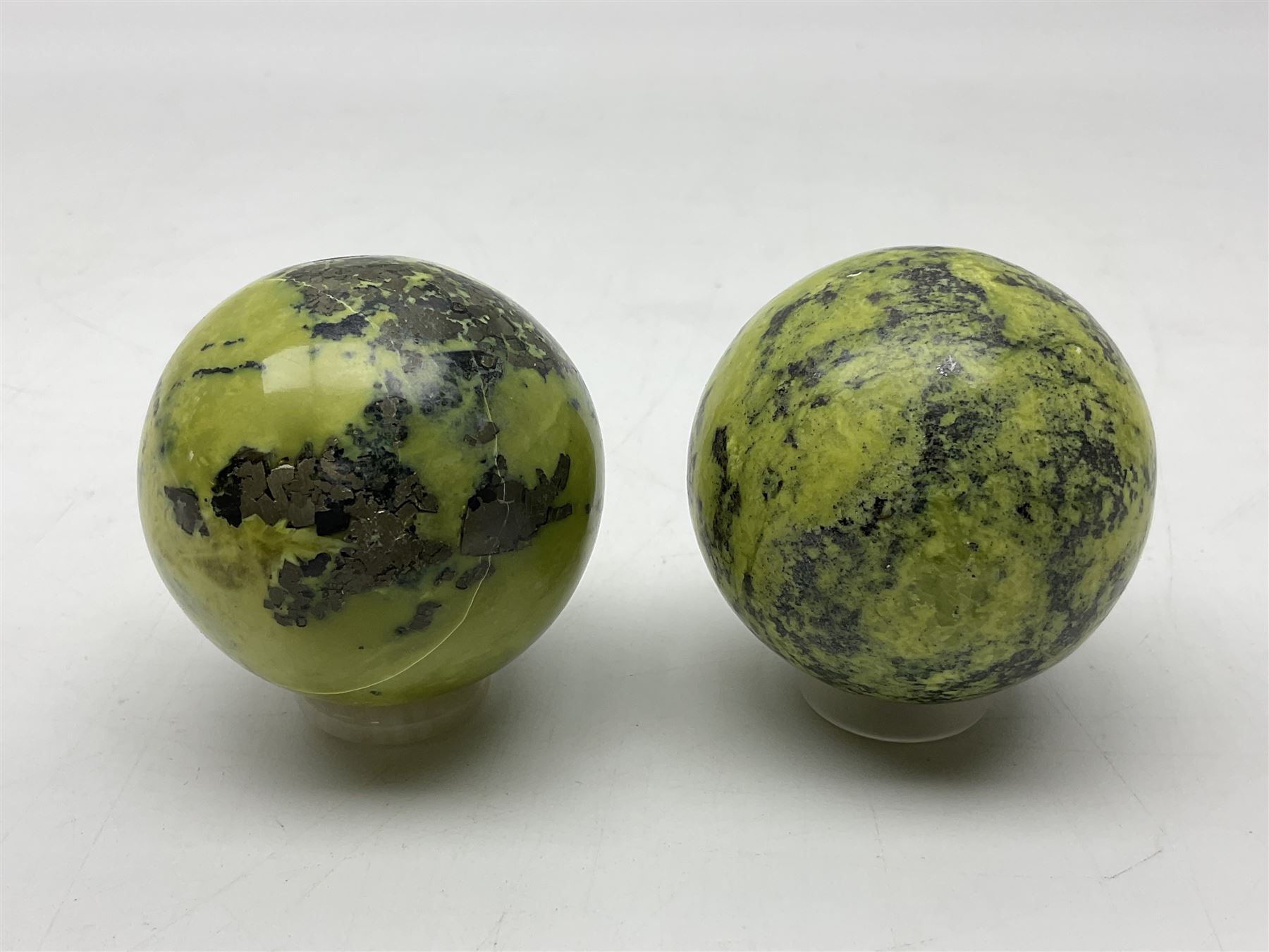Pair of green serpentine spheres, D6cm