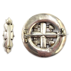  Victorian Scottish silver and grey agate circular brooch and a similar bar brooch in original Oban box  