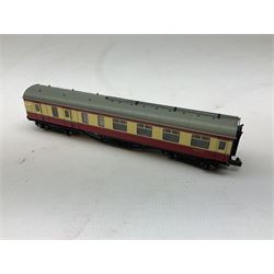 Graham Farish by Bachmann 'N' gauge - Stanier composite first & second coach, Stanier brake second coach, MK1 suburban composite coach and suburban 57ft brake end coach and four wagons (6)