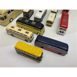 Thirty-one modern die-cast models of buses, coaches and wagons of various scales by EFE, Lledo, Oxford Die-Cast, Atlas etc, to include EFE 15702, 15704 and 15708 boxed; further models are unboxed 