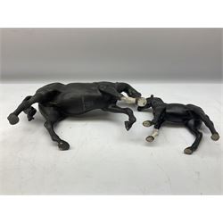 Beswick Black Beauty and Foal figure group on wooden plinth (A/F), together with matte black Beswick horse and foal figures, largest H21cm