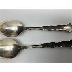 Oneida Community silver plated cutlery in the Mansion House pattern, comprising fithteen teaspoons, twelve soup spoons and six serving spoons together with matched cutlery, compromising fourteen forks, twentythree knives, twelve spoons, ten dessert spoons, one teaspoons,and a selection of other cutlery. 