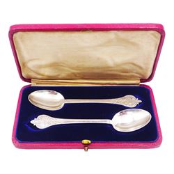 Pair of silver Britannia Standard trefid Lace Back pattern teaspoons with rat tail bowls, hallmarked Thomas Bradbury & Sons, London 1903, L14cm, contained within a fitted case, approximate silver weight 1.43 ozt (44.4 grams)