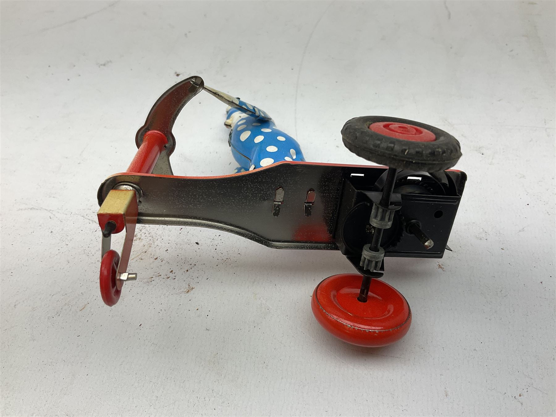 Seven modern Chinese, Japanese and Continental boxed tin-plate toys including Ucan Daire Flying Saucer, Drumming Animal, Circus Clown, Puzzle Cat, Bird with Jumping Action etc; and a quantity of clockwork toy keys (7)