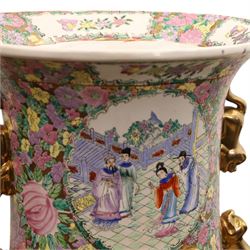 Chinese canton famille rose floor standing vase, decoration with panels depicting court scenes, surrounded by birds and flowers, with applied gilded Fo dogs and salamanders, H94cm