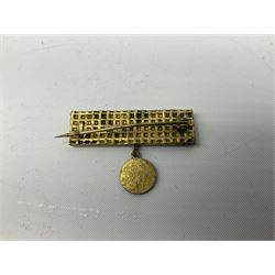 Two WW2 German Army Afrika Korps pith helmet metal side badges; RAD oval metal badge by J.B.u.Co.; WW1 German 1914-1915 bar brooch; and Nienburg War Veteren's Association badge (5)