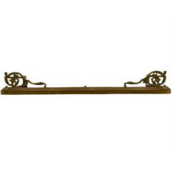 Pair early 20th century brass telescopic fire fenders, with twist stretchers supported by scrolled leaf and figural brackets, W133cm (closed)