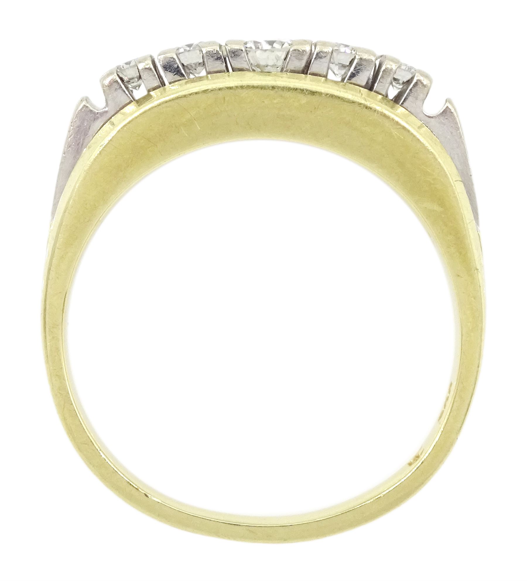 14ct gold five stone round brilliant cut diamond ring, stamped 585, total diamond weight approx 0.40 carat 