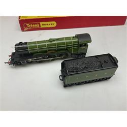 Hornby '00' gauge - Class 9F 2-10-0 locomotive 'Evening Star' No.92220; Standard Class 7P6F locomotive 'Britannia' No.70000; both boxed; and 4-6-2 locomotive 'Flying Scotsman' No.4472; in box base only with slip-case (3)