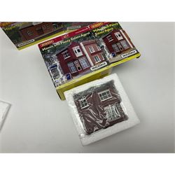 Hornby '00' gauge - nineteen Skaledale trackside buildings/accessories including R8542 Holly Farm Workshop, R9671 GWR Water Column and Crane, R8716 Upper Skaledale Main Building, R8657 Roundabout, R8993 Water Cleansing Tank, R8709 Fuel Oil Tanks, R8741 Purifiers, R9531 Magna Waiting Room etc; all but one boxed (19)