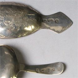 Two George III silver caddy spoons, the first example with oval bowl and flat handle with engraved initial, hallmarked Birmingham 1796, makers mark probably IT, the second with oval bowl, curved handle with shield and initial engraving, hallmarked George Smith III, London 1783