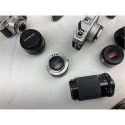 Collection of camera bodies and lenses, to include Contax 159mm, Pentacon FM, Miranda EE, Canon EXee, Praktica IV FB, 'Photax-Paragon 1:5 f=300mm no.312703' lens, 'Sirius MC Automatic 1:2.8 f=28mm, 52 No.934417 etc