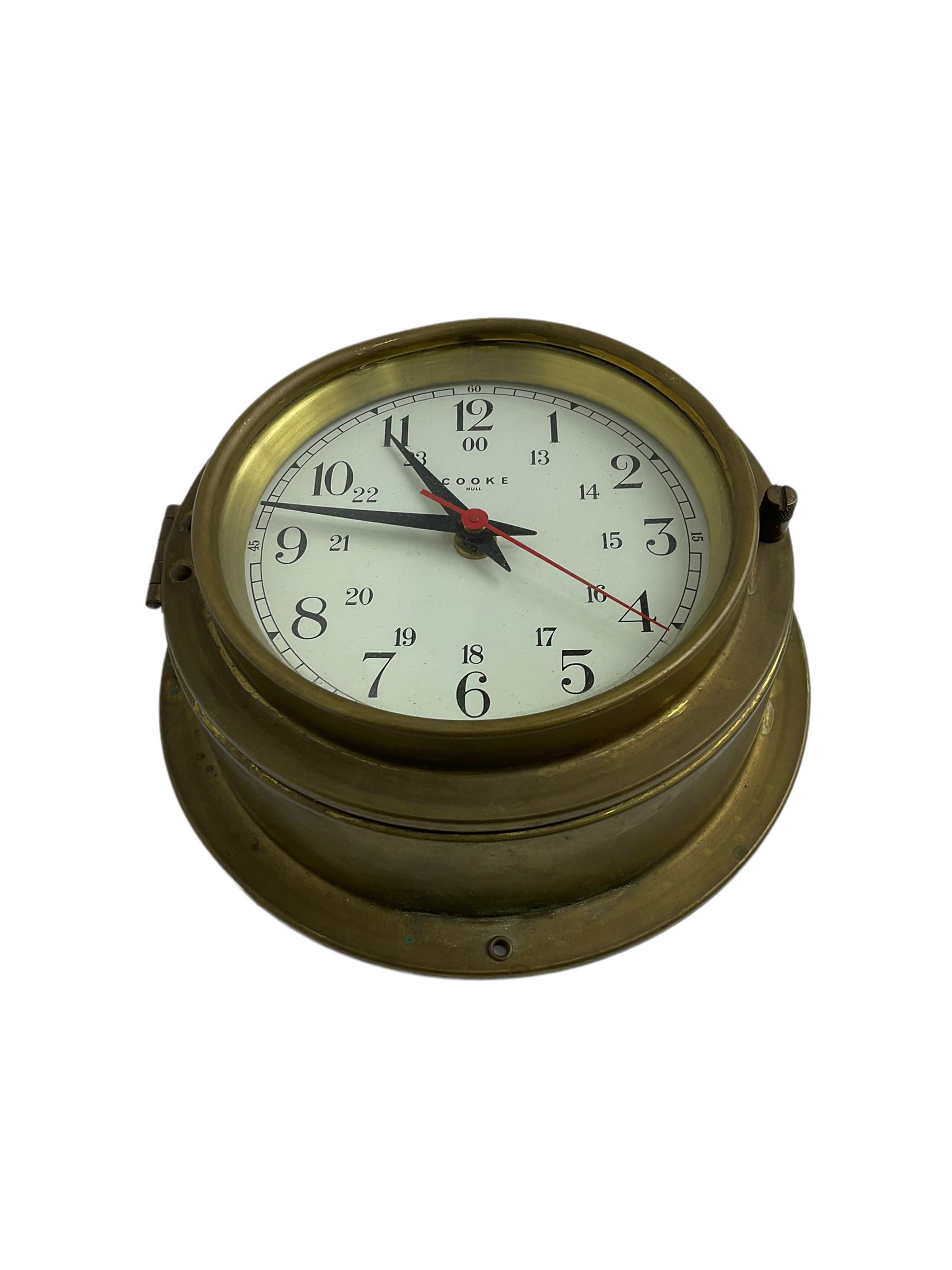 Contemporary quartz timepiece in the style of a ship’s bulkhead clock
