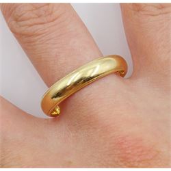 18ct gold wedding band, stamped 750