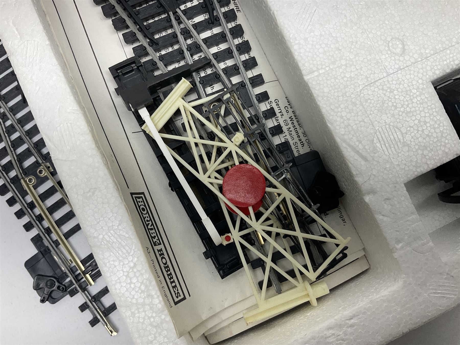 Hornby '00' gauge - Intercity 125 2-car set Nos.43010 & 43011 with one coach in original box with track and additional 4-6-0 locomotive and tender No.7476 and goods wagon; and another similar HST Intercity 125 2-car set Nos.43125 & 43126 with two coaches in original box with track and controller (2)