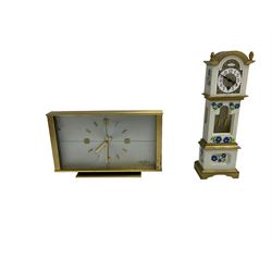 An assortment of six twentieth century mantle clocks and torsion clocks.