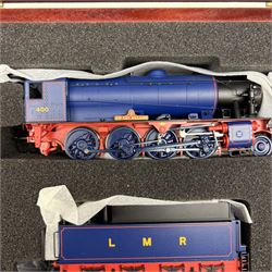 Limited edition Bachmann '00' gauge 2-8-0 'Sir Guy Williams' locomotive and tender no. 400 in blue and red livery, contained within wooden presentation box with certificate, limited edition no. 1066/2000 