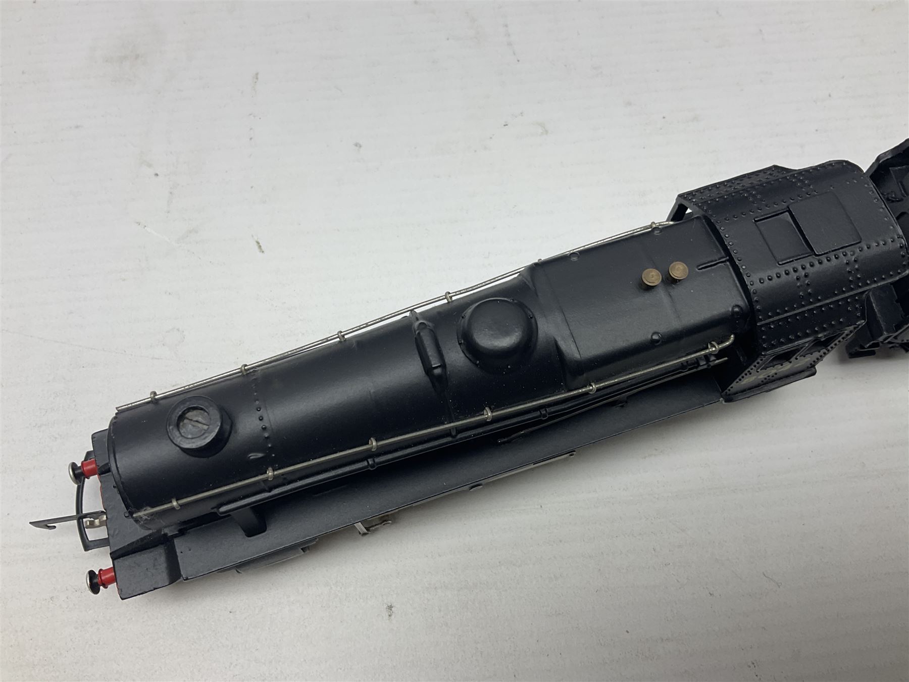 Wrenn '00' gauge - two Class 8F 2-8-0 locomotives - No.48073 in BR Plain Black; boxed; and No.8042 in LMS Plain Black; with unassociated plain blue box (2)