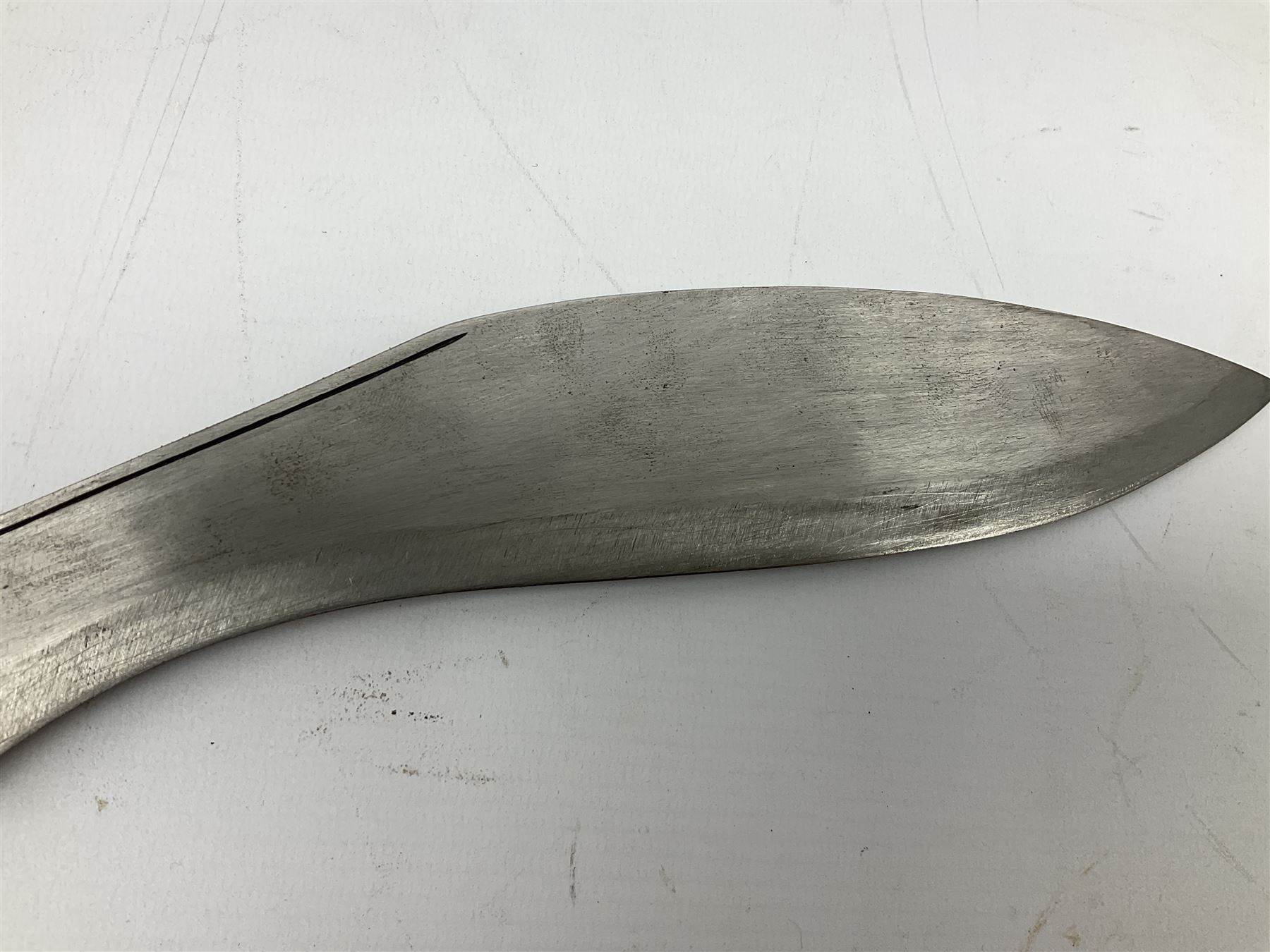 Post WW2 Gurkha kukri, in leather scabbard complete with two skinning knives, 42cm overall