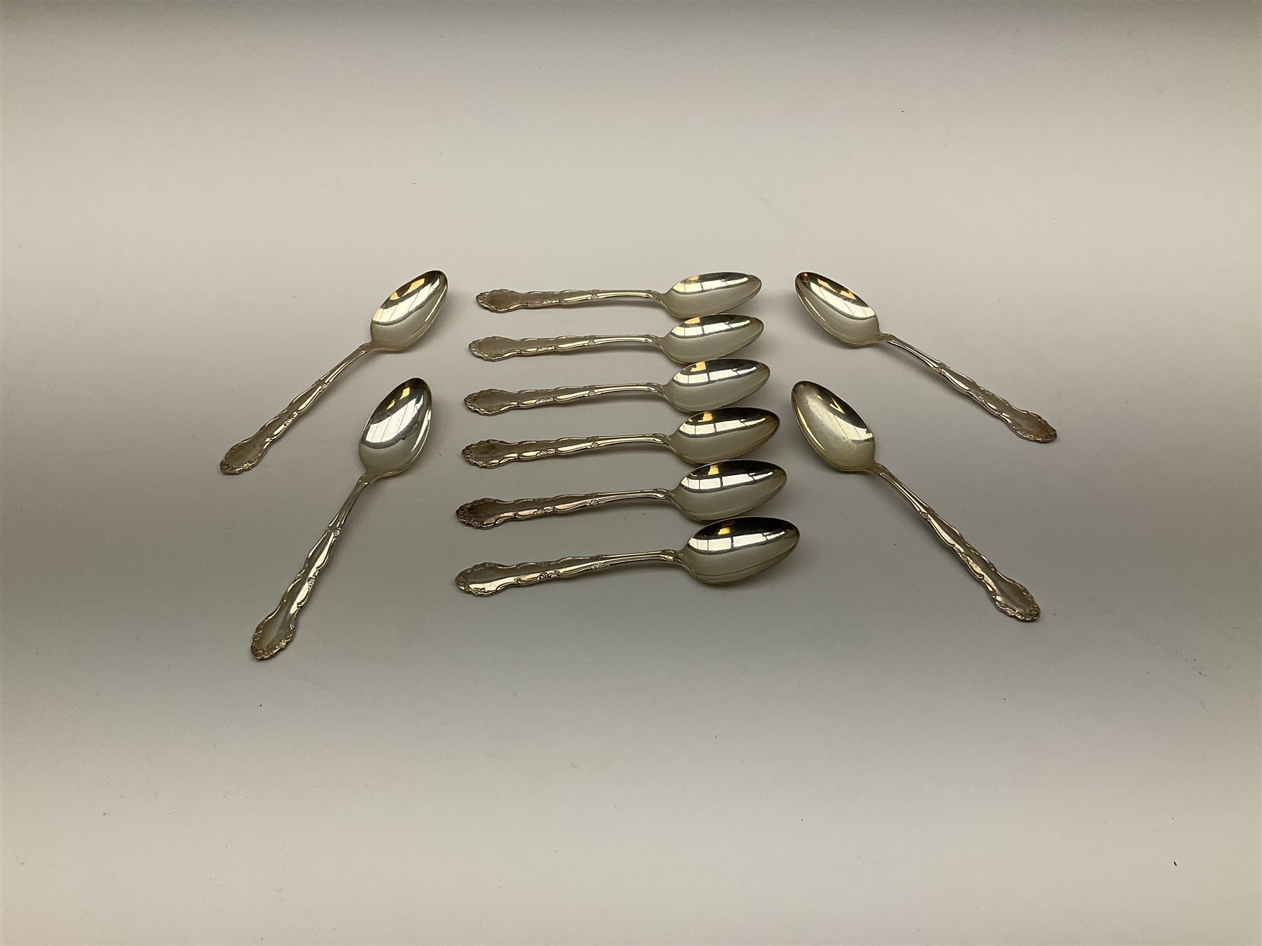 Oneida Community silver plated cutlery in the Mansion House pattern, comprising fithteen teaspoons, twelve soup spoons and six serving spoons together with matched cutlery, compromising fourteen forks, twentythree knives, twelve spoons, ten dessert spoons, one teaspoons,and a selection of other cutlery. 