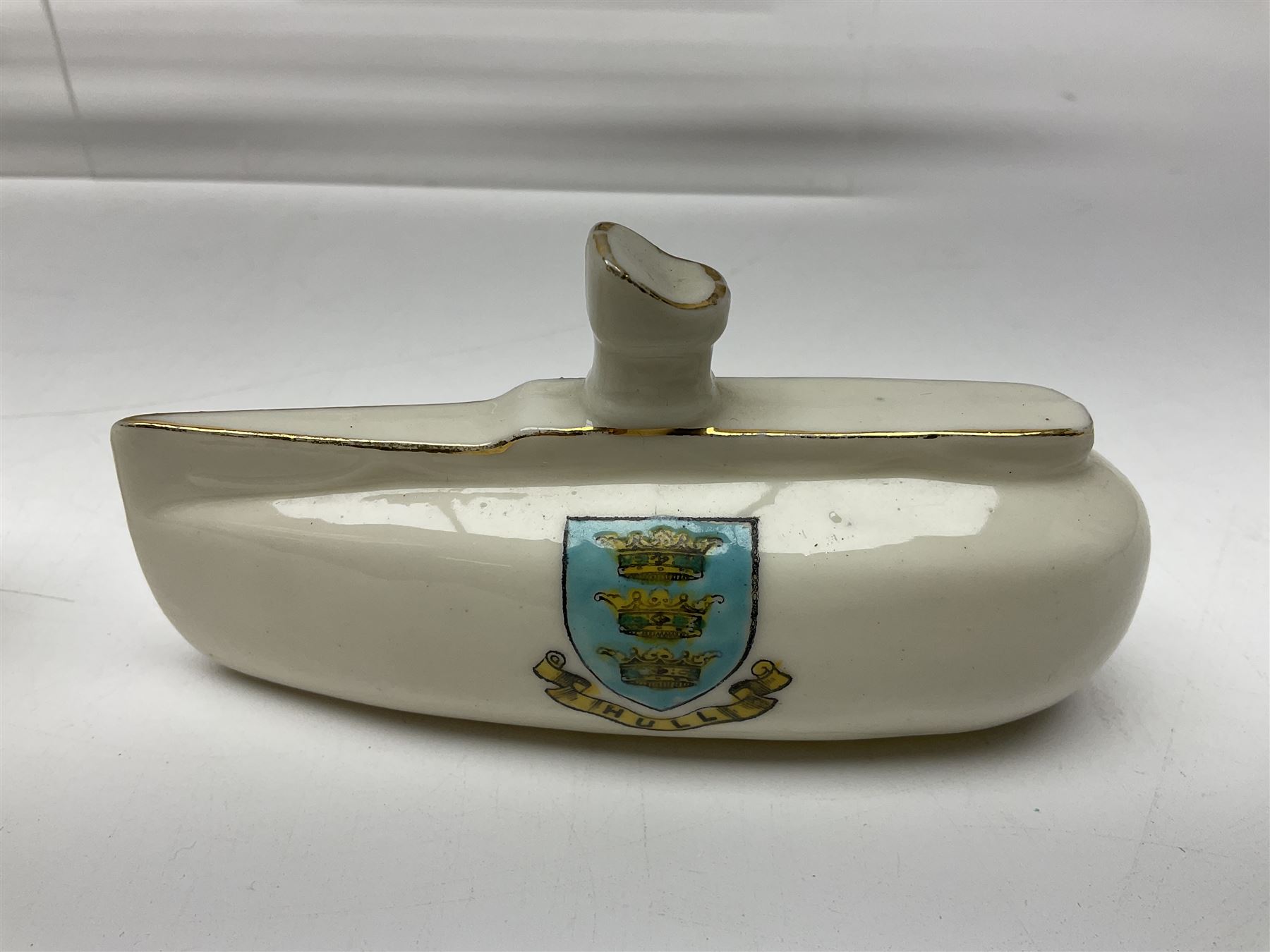 Ten WW1 crested china military models comprising submarine, four ships including Lusitania, four Zeppelins/balloons and an aircraft; various makers including Arcadian China, Swan China, Carlton China, Waterfall, Grafton China etc; various crests including Saint Neots, Great Yarmouth, Tewksbury, Swanage, Simons Town, Hull etc (10)
