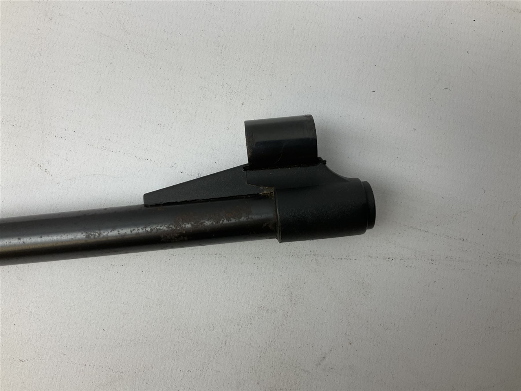 Gamo Magnum 2000 .22 air rifle with break barrel action and trigger guard safety, serial no.2106207 L109cm; in gun sling