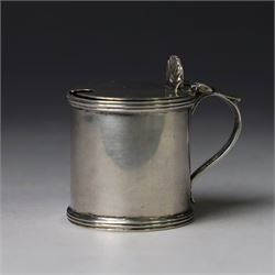 1920s silver two piece cruet set, comprising mustard pot and open salt, of plain cylindrical form, hallmarked Charles S Green & Co Ltd, Birmingham 1927, mustard pot H4cm