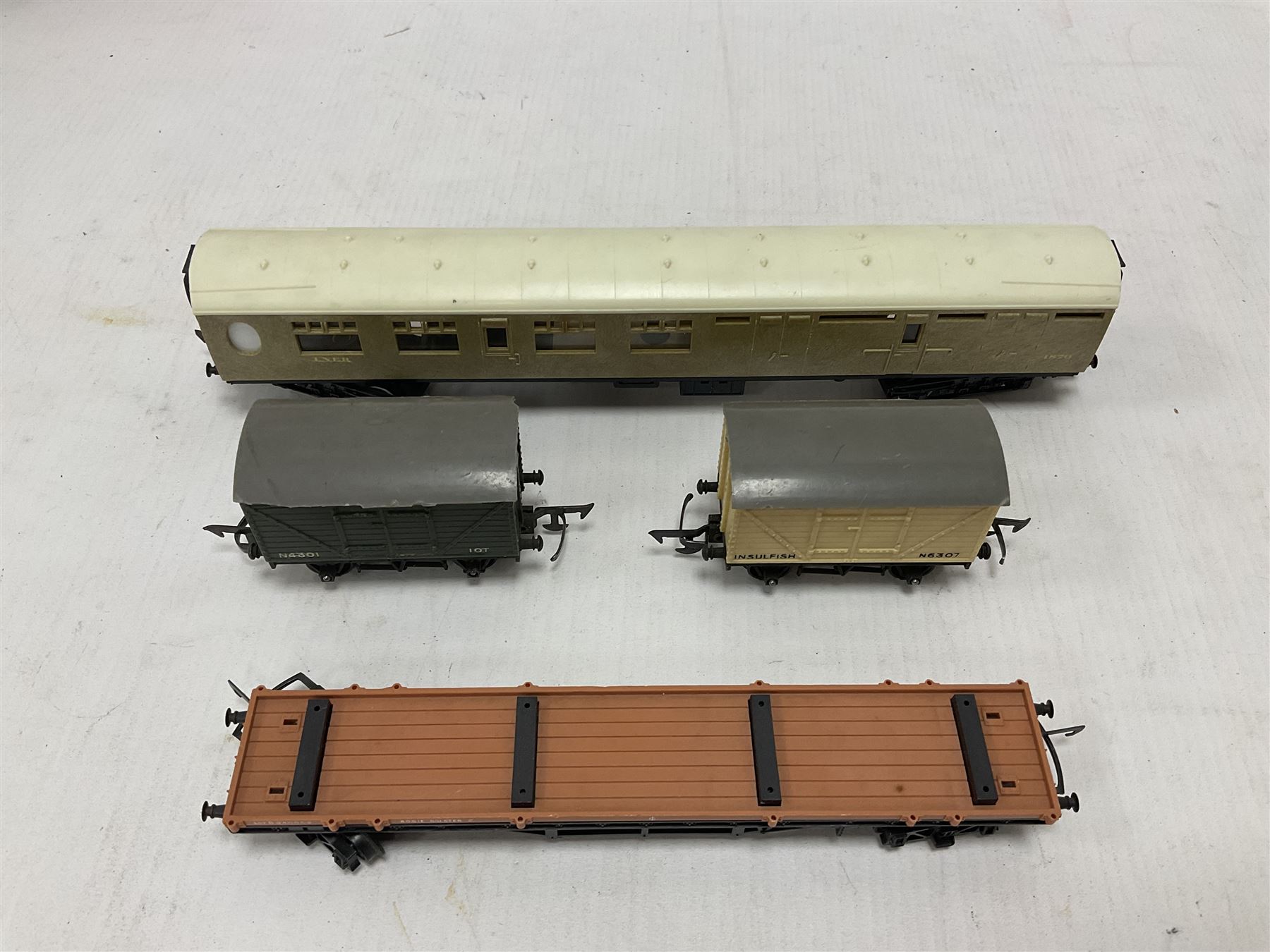 Hornby/Tri-Ang ‘00’ gauge - eight various coaches and eighteen goods wagons; all unboxed (26)