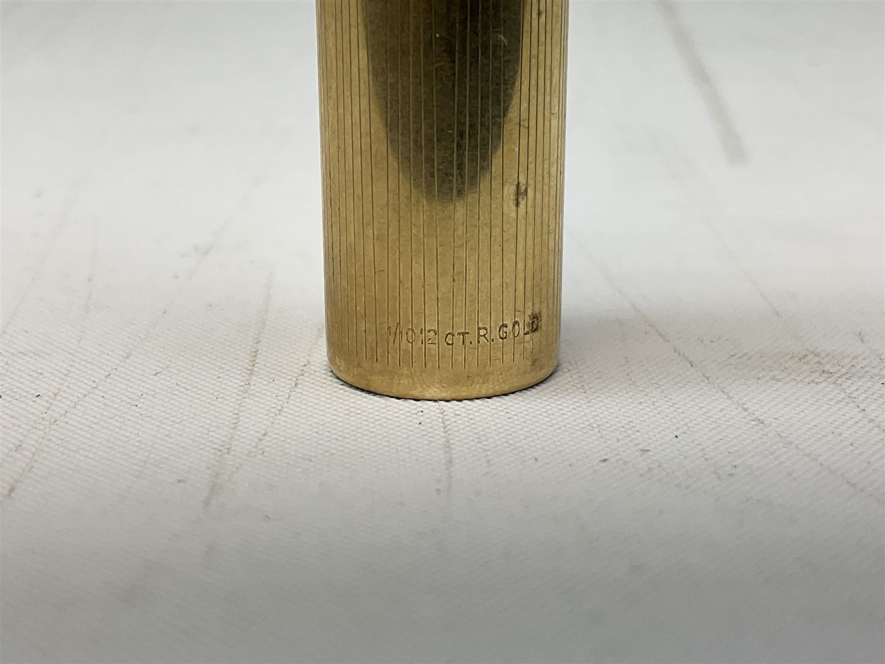 Five Parker fountain pens with gold caps, to include 65 Consort Insignia with rolled cross hatch gold cap, two Parker 51 fountain pens in burgundy with 12ct rolled gold caps, together with two further 51 examples in blue and black, all with stamped lids