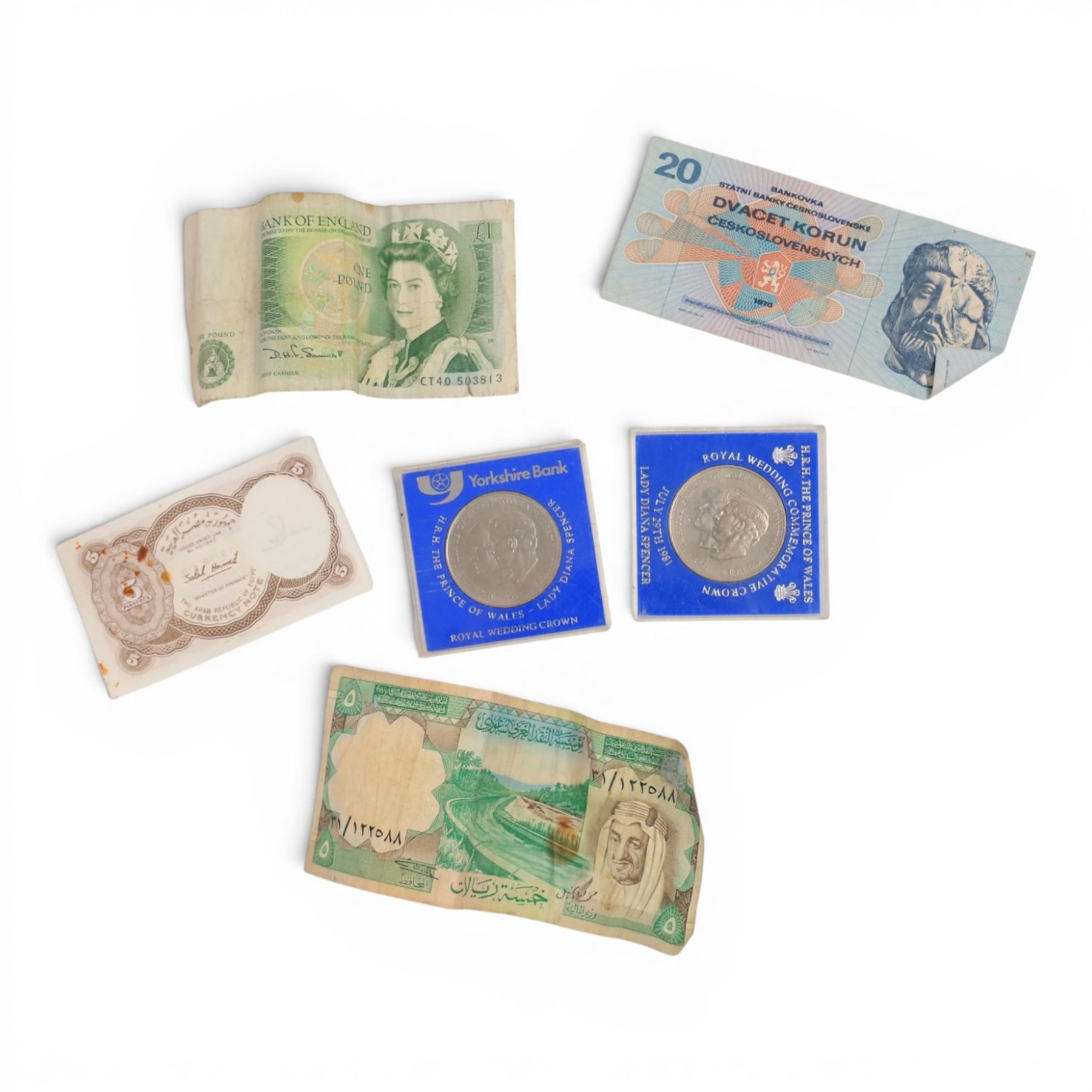 Collection of coins, banknotes and costume jewellery