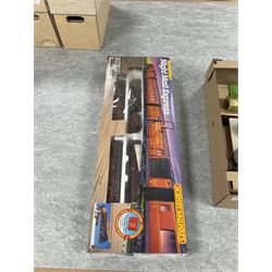 Collection of Hornby Railways OO gauge electric train sets including Night Mail Express R899, Freightmaster R578 and Inter City 125 R546, together with various electric train set components, all incomplete