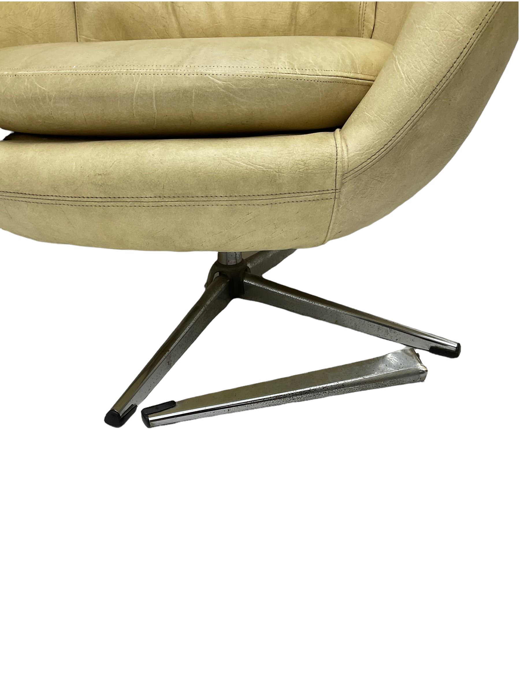 Parker Knoll - pair of swivel statesman chairs, circa. 1960s
